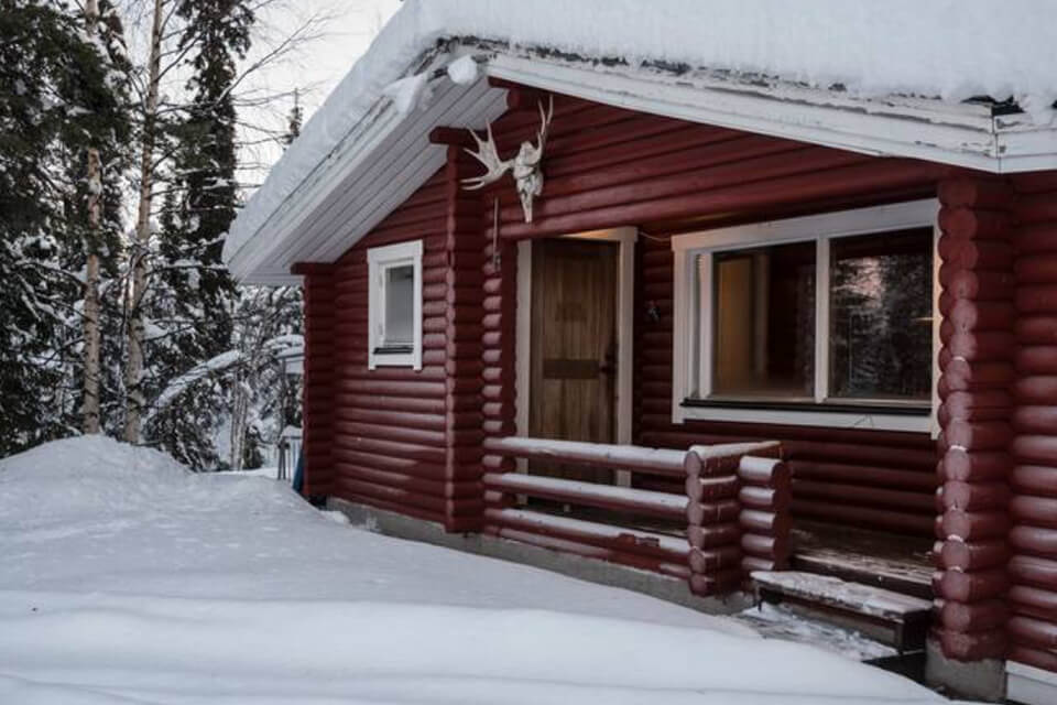 aurora-cabin-outside